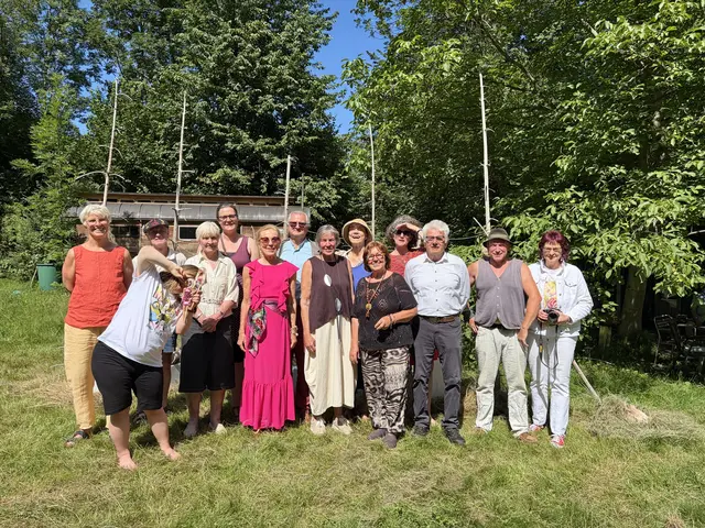 Mitwirkende Künstlerinnen und Künstler im Dorfgarten Bodensdorf zum Thema "Pusteblume":
Eva Schmid, Werner Kastiunig, Sarah Kriegl, Gitti Schmid-Schmidsfelden, Ina Seiser, Barbara und Werner Schachner, Waltraut Winkler, Helga Helle-Knöbl, Mathilde Steiner, Eva Rainer, Hans Freithofnig,
Cedric Lugel, Tanja Krauss