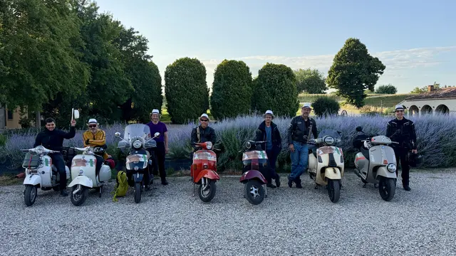 Irgendwann geht's immer weiter (wenn auch mit müden Gesichtern, aber. munteren Vespas) | Foto: AVG Filmproduktion