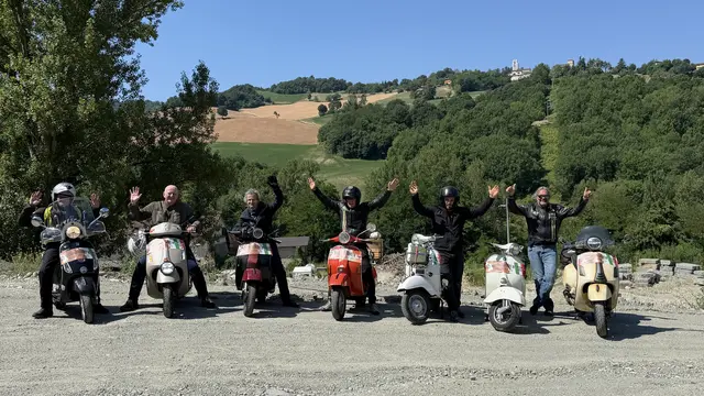 Kleiner Zwischenstopp Richtung Futapass - nicht ohne Fotoshooting. | Foto: AVG Filmproduktion