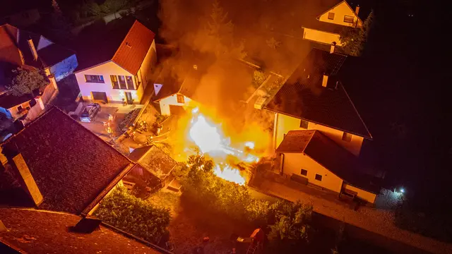 Der Gartenschuppen wurde durch das Feuer vollständig zerstört, die angrenzenden Nebengebäude konnten jedoch erfolgreich geschützt werden. | Foto: Fotokerschi