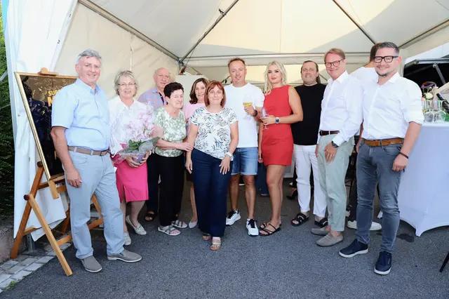 Markus Pfeifer mit Lebensgefährtin Yvonne im Kreis seiner Familie sowie mit prominenten Gratulanten. | Foto: Gemeinde St. Johann