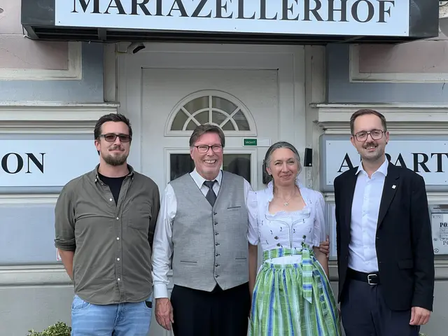 Von Links nach rechts:
Mag. Stefan Fuchs-Sommer, Leiter Stadtarchiv St. Pölten,
Ehepaar Wolfgang Müller und Silvia Martinek, Hoteliers,
1. Vizebürgermeister Michael Kögl