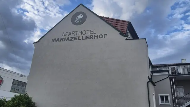 Die neue Nordfassade mit dem neuen Hotelnamen "Aparthotel Mariazellerhof" mit Blick auf den renovierten Innenhof.