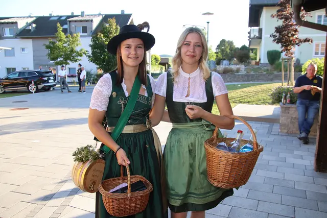 Marketenderinnen der Prangerschützen: Annalena und Katharina.