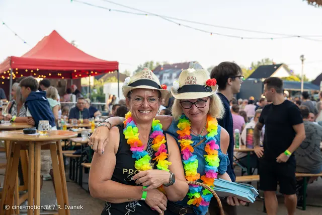 Losverkauf - nicht zu übersehen mit Sabine Rimser und Claudia Madl (vlnr). | Foto: cine-motion.at / R. Ivanek