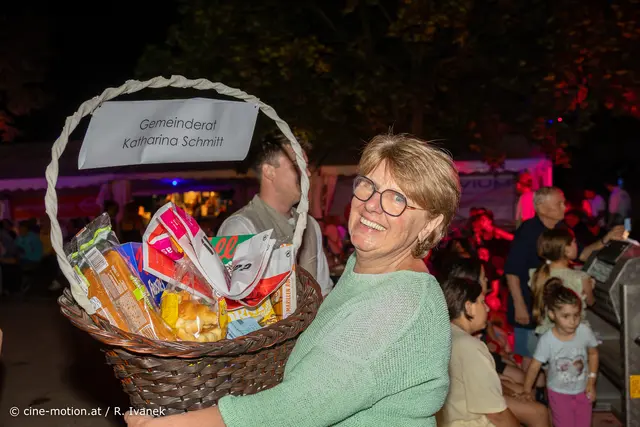 Große Freude bei Karin Bräuer mit einem Geschenkkorb. | Foto: cine-motion.at / R. Ivanek