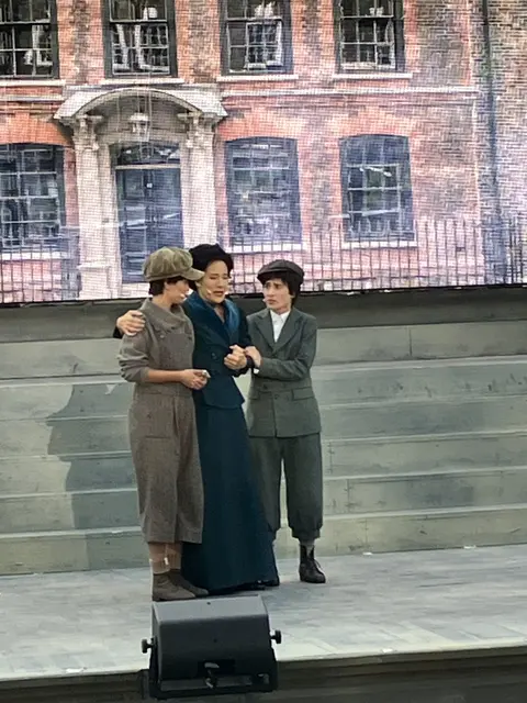 Marjeta Urch (rechts) spielt seit 10. Juni im Musical auf der Seebühne im schweizerischen Walenstadt den jungen Charlie Chaplin - in der Szene bei der Aufführung mit seiner Mutter Hannah und Bruder Sidney.  | Foto: Karl Ettinger