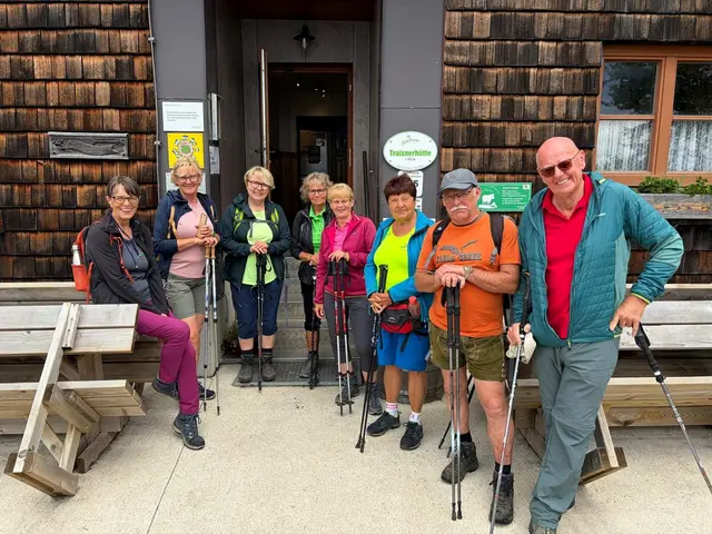Bei der Traisnerhütte (von links nach rechts):
Helga Beyerl, Marianne Fügl, Heidemarie Edelmaier, Elfriede Kühmayer, Judith Pradl,
Hermine Krippel, Manfred Pradl, Ludwig Edelmaier | Foto: Naturfreunde Traisen