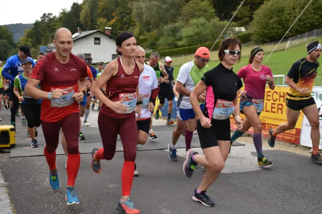 2022 gab der Blasenstein-Trail seine erfolgreiche Premiere. Bei den bisherigen vier Läufen kamen rund 100.000 Euro für den Verein Rheumalis zusammen, der rheumakranke Kinder unterstützt. Am Sonntag, 11. Oktober 2026, feiert das Lauf-Spektakel seinen fünften Geburtstag.
 | Foto: Robert Zinterhof