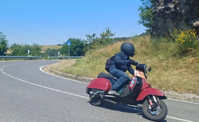 Der "schwarze Vespa-Ritter" Klaus Pleyer wie immer besonders stilsicher auf seiner P125X Baujahr 1979. | Foto: AVG Filmproduktion
