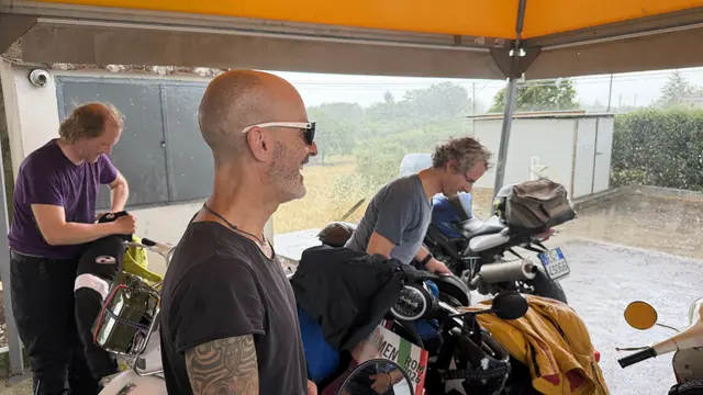 Auch ein starker Regenguss kann die Stimmung nicht trüben … | Foto: AVG Filmproduktion