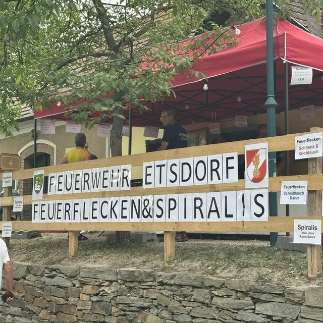Plakative Werbung für die unterschiedlichen Gastro-Angebote.
