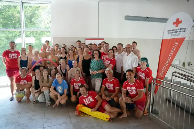 Rund 50 Pädagogen nahmen an der Rettungsschwimm-Ausbildung des Jugendrotkreuzes Salzburg teil. | Foto: Rotes Kreuz Salzburg