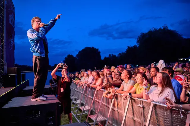 Coole Open-Air Performance! Star-Act Thorsteinn Einarsson begeisterte die Eventgäste bei 10 Jahre SPLASH HARD am Ratzersdorfer See. | Foto: Georges Schneider