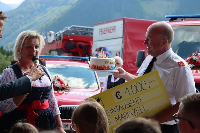 Fahrzeugpatin Ute Hornig übergibt eine Spende von 1.000 Euro und eine Festtagstorte | Foto: FF Mariazell/Sprosec