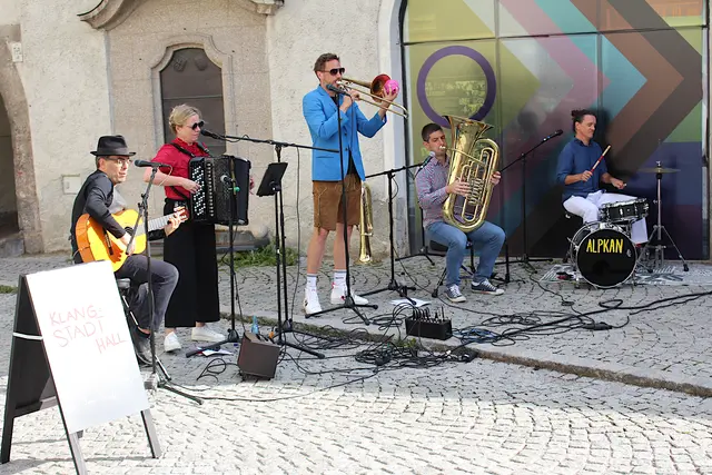 ALPKAN spielte vor dem Kulturlabor auf.
