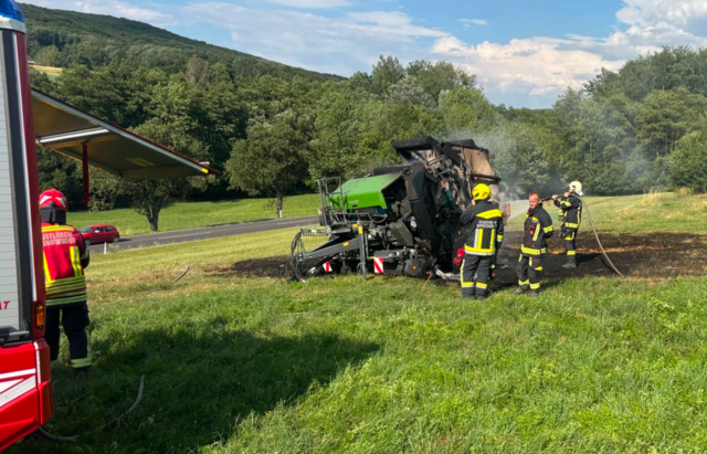 Aus bislang ungeklärter Ursache war eine Strohpresse während der Feldarbeit in Brand geraten. | Foto: DOKU NÖ