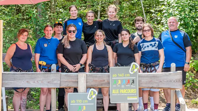von links : Jenifer Böhm, Nina Rauchecker, Linda Teubenbacher, Madlen Schrittwieser, Celine Bugl, Melanie Anmasser, Bettina Rohrmüller, Lisa Ambichl, Florentina Geyer, Patrick Obritzberger, Sandra Halbmayer und Trainer Christian Mrskos | Foto: Thomas Navratil