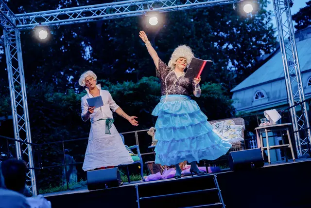 Stefanie Reinsperger und Sebastian Wendelin in „Marie Antoinette und ihr Friseur” im Schwimmenden Salon. | Foto: s.kollerics