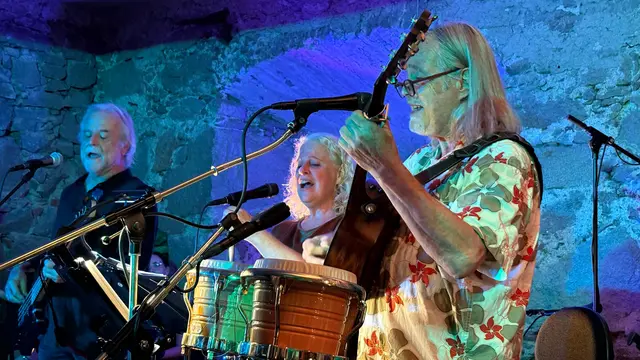 Ein voller Schlosskeller, begeisterte Besucherinnen und Besucher und ein Abend, der Musikgeschichte lebendig machte: Die Veranstaltung „Forever Young. Ein Tribut an die (Un)Sterblichkeit“ war ein voller Erfolg. | Foto: Hans Maly