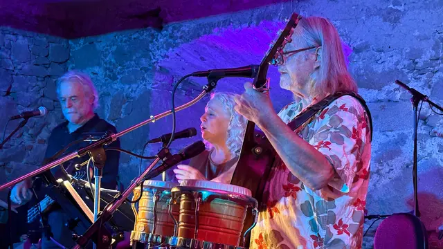 Ein voller Schlosskeller, begeisterte Besucherinnen und Besucher und ein Abend, der Musikgeschichte lebendig machte: Die Veranstaltung „Forever Young. Ein Tribut an die (Un)Sterblichkeit“ war ein voller Erfolg. | Foto: Hans Maly