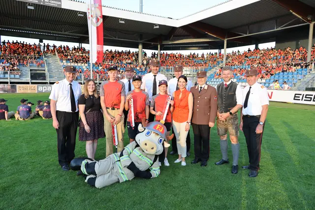 Landeshauptfrau Karoline Edtstadler mit Landesfeuerwehrkommandant FVPräs Günter Trinker (3. von rechts), Bürgermeister Herbert Schober (2. von rechts), Bürgermeisterin Martina Berger (2- von links, Schleedorf), Mitgliedern des Landesfeuerwehrverbandes Salzburg sowie der Siegergruppe aus Salzburg in der Wertung Bronze. | Foto: Landesfeuerwehrkommando Salzburg/Außenegg