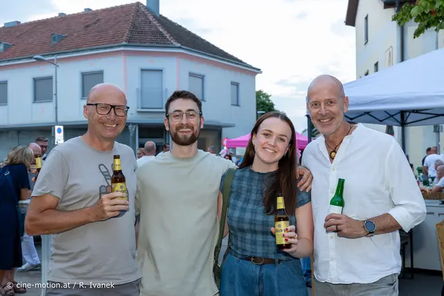 Ferne Gäste aus Australien: Thomas Schwab, Matthew und Catherine aus Australien mit Thomas Keim (vlnr). | Foto: cine-motion.at / R. Ivanek