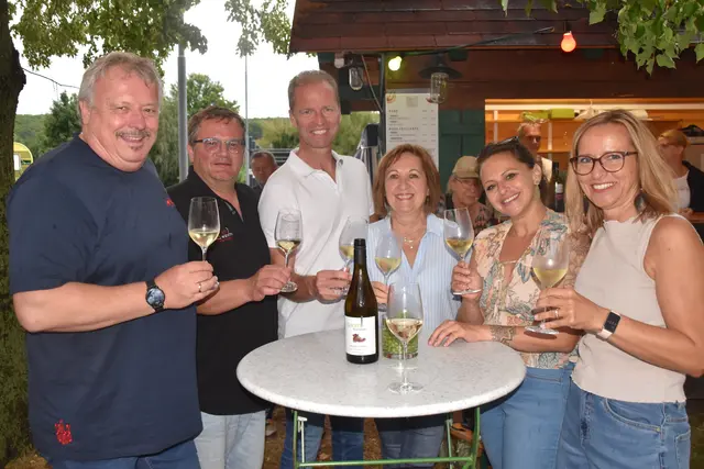 Bereits am Samstag herrschte trotz anfänglichen Regens gute Laune beim "Kirtag &amp; Wein" im Naturpark Eisenberg. | Foto: MeinBezirk/Michael Strini