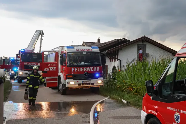 Nach einem Blitzeinschlag stand ein Großaufgebot an Einsatzkräften bei einem Dachstuhlbrand in St. Willibald im Einsatz. | Foto: laumat/Matthias Lauber