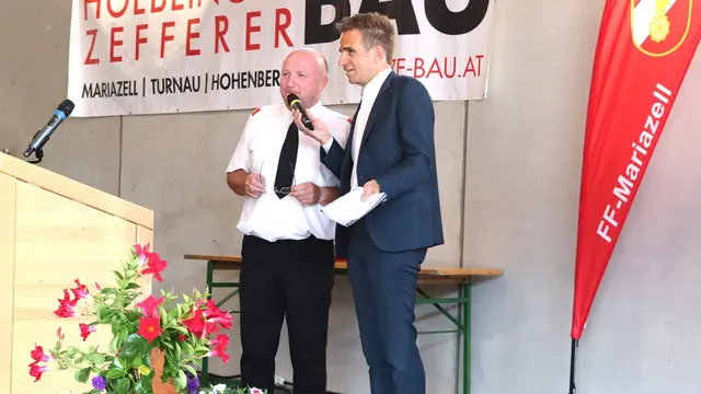 Mit Charme und Professionalität führte ORF-Nachrichtensprecher Peter Teubenbacher als Spezialgast durch den Festakt. | Foto: FF Mariazell/Sprosec