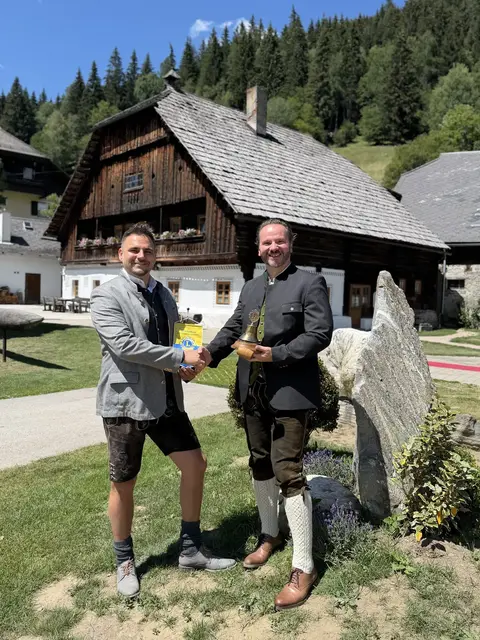 Präsidentenwechsel beim Lions Club Lungau: Wolfgang Lackner (li.) übergab im Rahmen der Feier am Jagglerhof in Ramingstein das Präsidentenamt an seinen Nachfolger Joachim Maier. | Foto: Mario Seitlinger