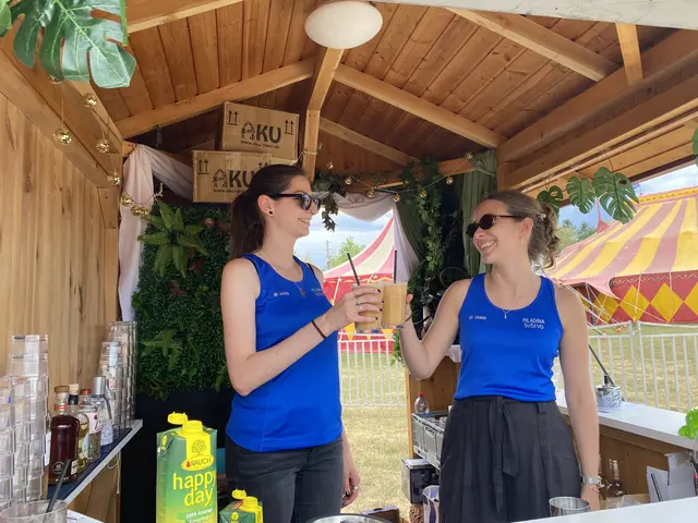 In der Beachbar wurden für die Gäste ausgefallene Cocktailkreationen gemixt. | Foto: Alena Kulman
