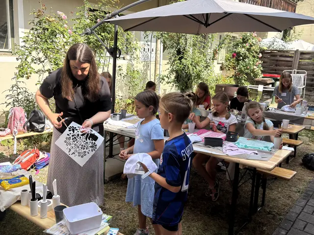 Bereits beim ersten der vier Ferienpass-Malworkshops von Tanya Sidovolosa (l.) im Hof der Stadtbücherei entfalteten die Kinder ihre volle Kreativität. | Foto: Waltraud Wachmann