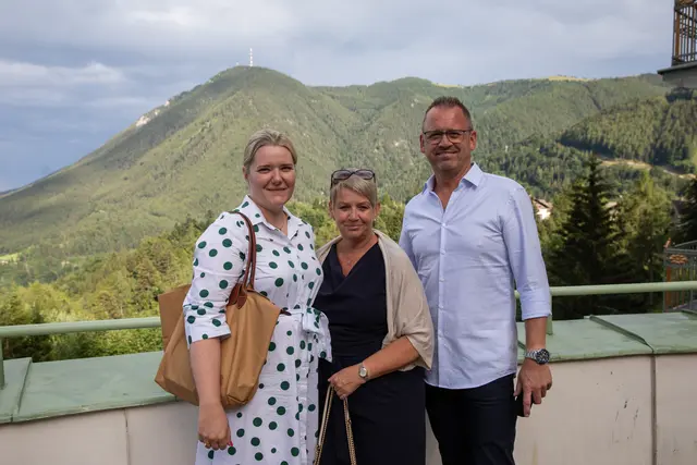 Jasmin Fiala, Manuela und Christian Kainz auf der Dachterasse des Grand Hotels Panhans.