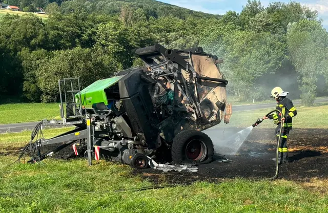 Eine Strohpresse geriet am Samstagnachmittag nahe Rappoltenkirchen in Vollbrand. | Foto: DOKU NÖ