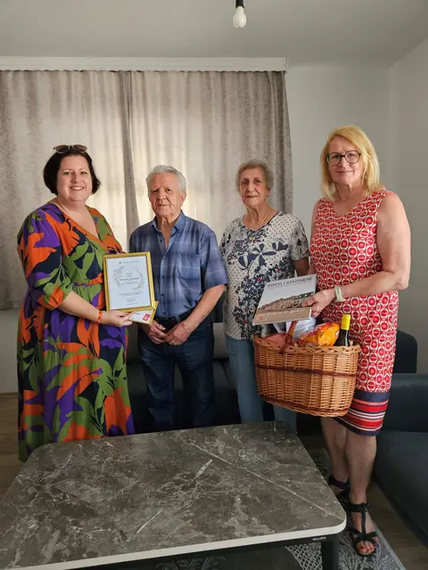 Bürgermeisterin Sabrina Divoky, Ahmet Uzun mit Frau und Stadträtin Christa Majnek. | Foto: Stadtgemeinde Traiskirchen