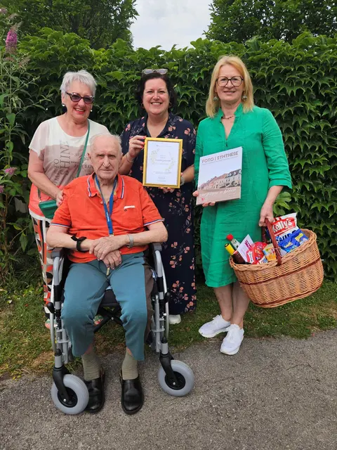 Frau, Rudolf Beran, Bürgermeisterin Sabrina Divoky und Stadträtin Christa Majnek. | Foto: Stadtgemeinde Traiskirchen