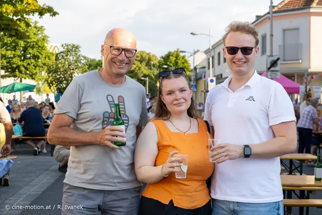 Bürgermeister Thomas Schwab, Anna Maria Beneder aus Moosbrunn mit Gemeinderat und Sohn des Bürgermeisters David Schwab (vlnr). | Foto: cine-motion.at / R. Ivanek