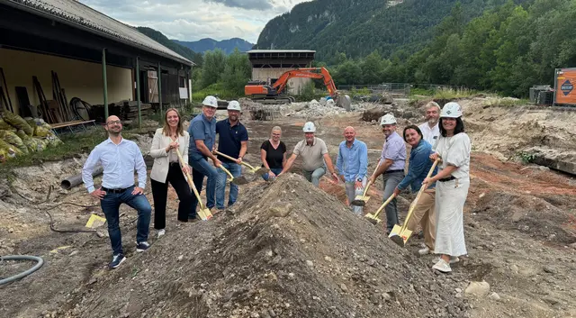Erfolgreicher Spatenstich mit Landesrätin Lagger-Pöllinger (re.), Vertretern der beteiligten Gemeinden und Bauleiterin Tatjana Kuester und Florian Schliesser von der Baufirma Swietelsky | Foto: MeinBezirk.at/Petra Lammer