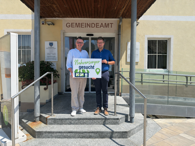 Thomas Grill von der KASTNER Service GesmbH und Bürgermeister Florian Pfaffelmaier. | Foto: Gemeinde Wöllersdorf-Steinabrückl