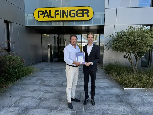 Übergabe des Business Superbrands-Zertifikats 2026/27. Im Bild: Armin Schlamp (links) Vice President Global Marketing &amp; Communications und Lukas Langreiter, Key Account Manager Superbrands. | Foto: Palfinger