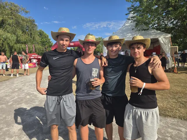 Felix, Leonar, Elias und Florian genossen das sommerliche Festival am Ratzersdorfer See. | Foto: Julia Steyrer