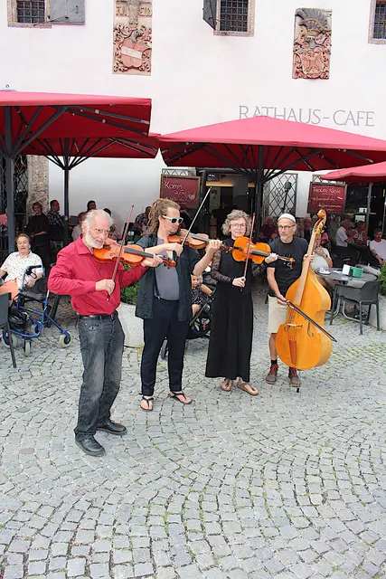 Die "Hermann Fritz Banda" vor dem Rathauscafe