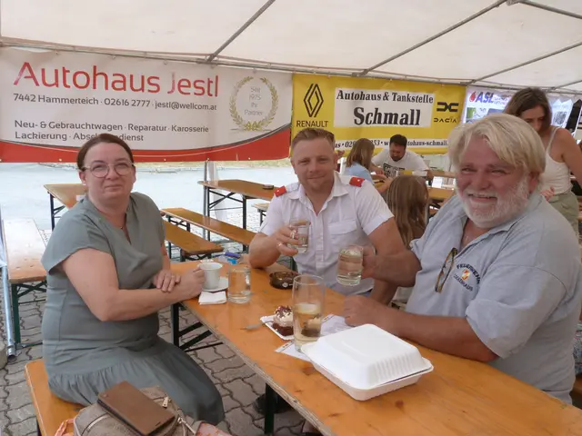 Sonja Sommer, Alexander Kühlsam und Roman Sommer genossen den Sonntagnachmittag beim Hammerteicher Feuerwehrfest. | Foto: Vanessa Wittmann