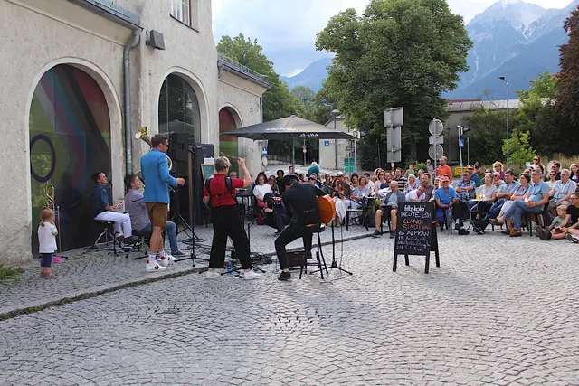 ALPKAN spielte vor dem Kulturlabor auf.