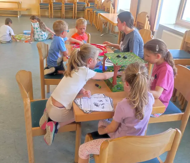 Spielespaß in der Bücherei Waldneukirchen beim "Ferienscheckprogramm".