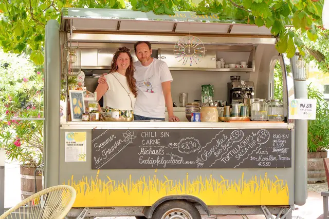 Michael und Martina Janoschek in ihrem Foodtrailer. | Foto: www.karingartner.art