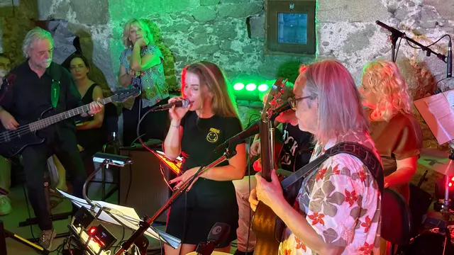 Ein voller Schlosskeller, begeisterte Besucherinnen und Besucher und ein Abend, der Musikgeschichte lebendig machte: Die Veranstaltung „Forever Young. Ein Tribut an die (Un)Sterblichkeit“ war ein voller Erfolg. | Foto: Hans Maly