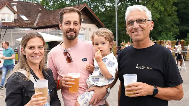 Gerhard Uitz (rechts) mit Tochter, Schwiegersohn und Enkelkind. | Foto: Franz Fichtinger