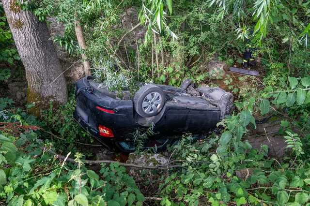 Bei einer Übungsfahrt stürzte ein Pkw in Inzersdorf im Kremstal in einen Bach – die beiden Insassen blieben unverletzt. | Foto: Fotokerschi